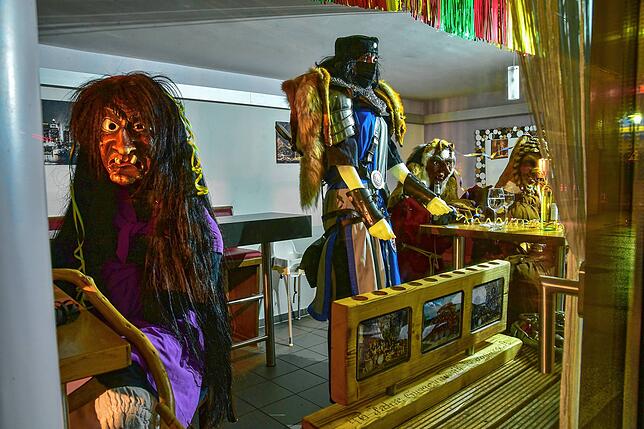 Im Schaufenster des BM-Cafés ist die Szenerie eines Narrenstammtisches aufgebaut. Auf unserem Bild sitzen Nesthexe, ...