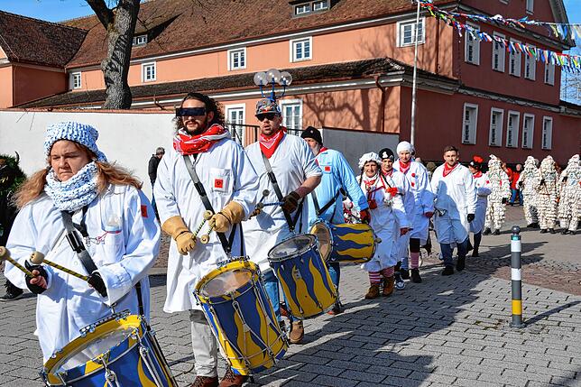 Die Narren ziehen, angeführt vom Fanfarenzug auf dem Rathausplatz ein. Bild: Sabine Naiemi