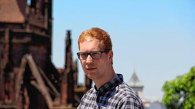 Über den Dächern von Freiburg: Matthias Friemel will katholischer Priester werden. Im Collegium Borromäum wird der 27-jährige Student ...