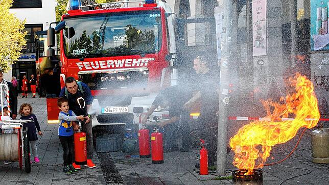 (Archivbild) Bei Veranstaltungen, wie beispielsweise dem verkaufsoffenen Sonntag, können kleine Kinder erste Feuerwehr-Erfahrungen ...