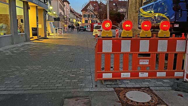 Noch sind Kloster- und Kessenringstraße wegen des Umbaus abgesperrt. Ob hier künftig ein Poller zeitweise die Zufahrt Richtung ...
