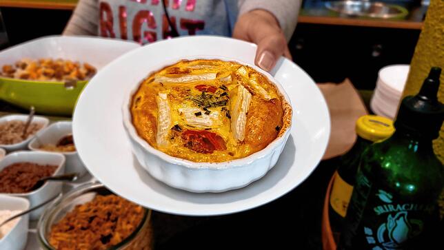 Die Fritata im Suppengrün: Eine italienische Spezialität, hier die vegetarische Variante mit Eiern, Spargel, Käse und Gemüse.