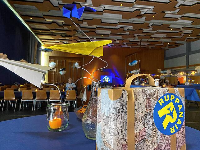 Die „Ruppanair“ hebt nach der Verabschiedung von Ruppaner ab.