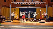 Die Band Oesch‘s die Dritten auf der Bühne in Höchenschwand. Bild: Stefan Pichler