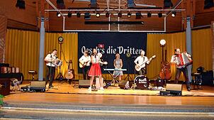 Die Band Oesch‘s die Dritten auf der Bühne in Höchenschwand. Bild: Stefan Pichler