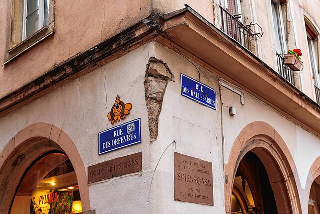 Die alte deutschen beziehungsweise elsässischen Bezeichnungen sind unter den französischen Straßenschildern in der Altstadt von ...
