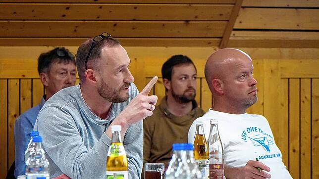 Die Gemeinderäte Markus Bugge (links) und Matthias Wohlhüter (rechts) sprechen sich dafür aus, das Einvernehmen zum Bauantrag der Netze ...