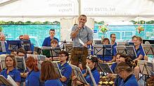Turnvereinsvorsitzender Tobias Sigg bei seiner Begrüßung inmitten der Musiker aus Altenburg, die die Vreneli-Wiesn mit einem Konzert ...