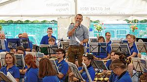 Turnvereinsvorsitzender Tobias Sigg bei seiner Begrüßung inmitten der Musiker aus Altenburg, die die Vreneli-Wiesn mit einem Konzert ...