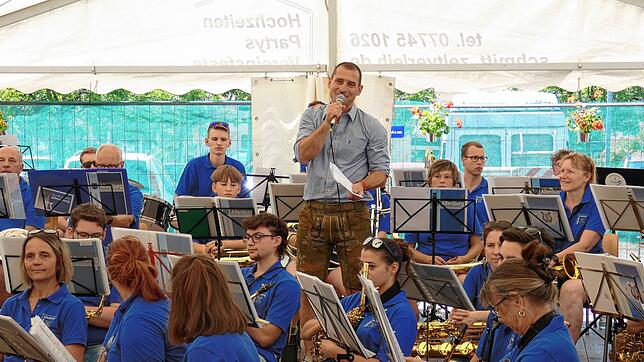 Turnvereinsvorsitzender Tobias Sigg bei seiner Begrüßung inmitten der Musiker aus Altenburg, die die Vreneli-Wiesn mit einem Konzert ...