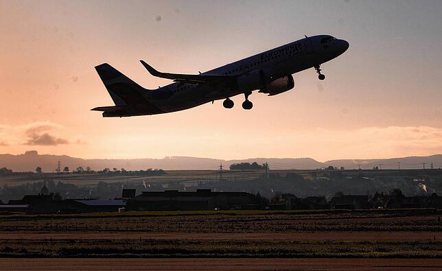 Ein Flugzeug startet vom Flughafen in Stuttgart. Frühbuchen lohnt sich.