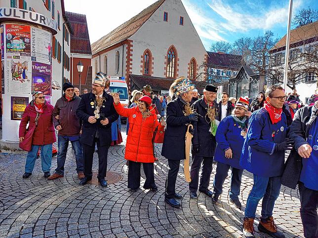Auf dem Weg durch die Stadt bleibt die Gruppe spontan stehen und schunkelt, als ein paar Musiker das Villinger Schunkellied anstimmen.