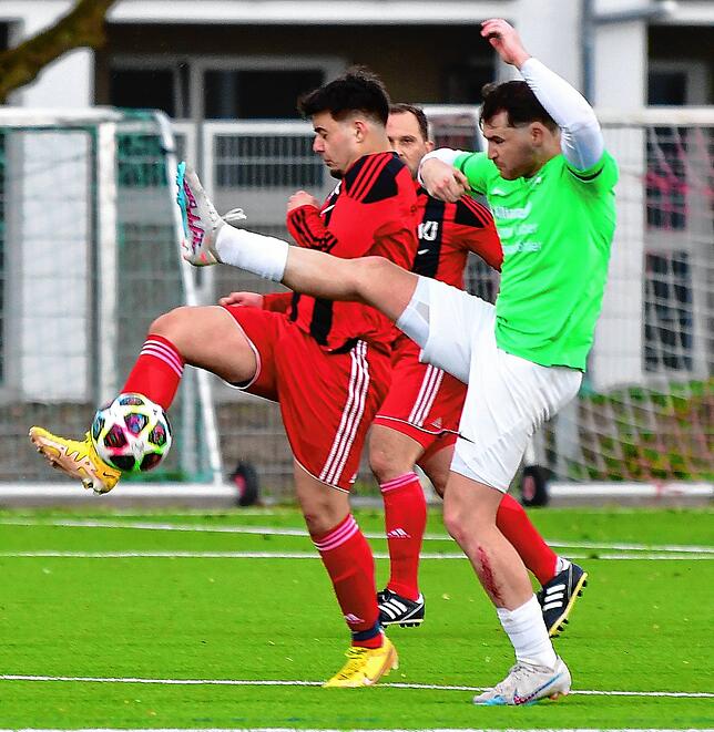 Pech im Abschluss: Jannik Kaiser (rechts, im Duell mit Michael Hofmann) von der SG Mettingen/Krenkingen traf mit seinem Kopfball nur die ...