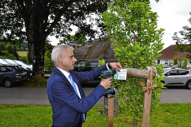 Staatssekretär Patrick Rapp spendet als Vertreter des Landes Baden-Württemberg der Gemeinde Herrischried zum 600-jährigen Bestehen des ...