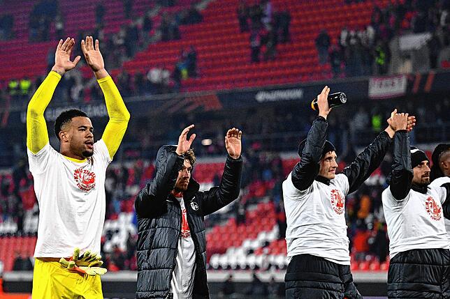 Torhüter Noah Atubolu (links) feiert mit seinen Mitspielern den 2:1-Sieg.