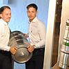 Bei Anruf Bier: Dank Maximilian Wagner (links) konnte OB Philipp Frank beim Gulaschessen ein verpatztes Versprechen wieder wett machen.