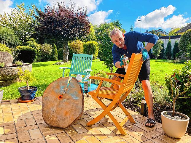 Ein bisschen Farbe geht immer: Schauspieler Tim Wilde verschönert in seiner Freizeit Gartenmöbel.
