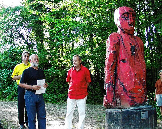 Im Sommer 2003 fand“ Die Rote“ als elfte Skulptur ihren Platz am Rheinufer bei Herdern. Hier der damalige Bürgermeister ...