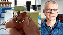 Der Notrufring wird durch Jürgen Merz, Mitarbeiter beim Forschungsinstitut der Hahn-Schickard-Gesellschaft in VS-Villingen, erst ...