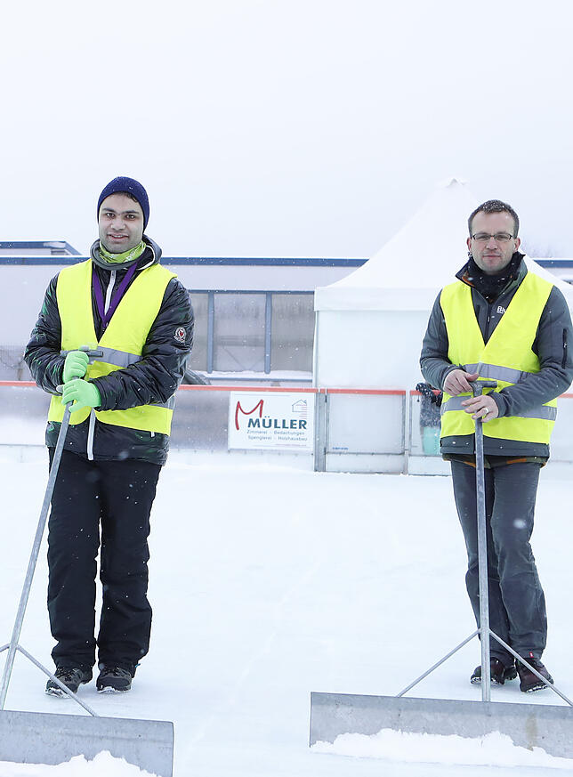 Daniel Eichler und Matthias Weiß beim Schnee schaufeln auf der Eisbahn. Sie sorgen somit für beste Bedingungen für die Läufer. Bild: ...