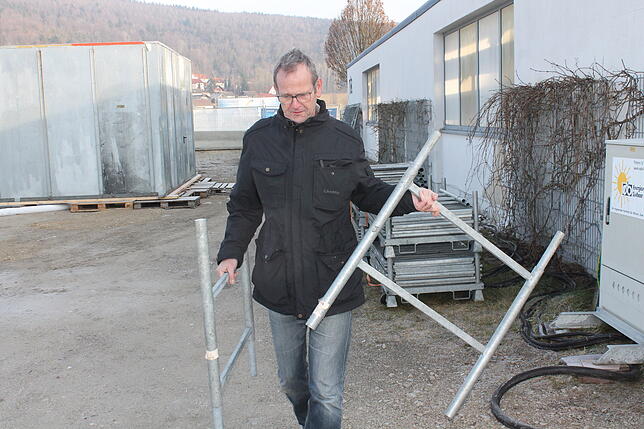 Bild 12: Bilder: Der Aufbau der Blumberger Eisbahn geht in die Endphase