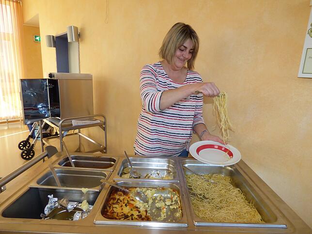 Susanne Hanser beim Schöpfen des Mittagessens.