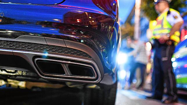 Polizeibeamte kontrollieren sogenannte Autoposer. &ldquo;Autoposer&bdquo; fahren mit ihren oftmals getunten Fahrzeugen vor allem in den ...