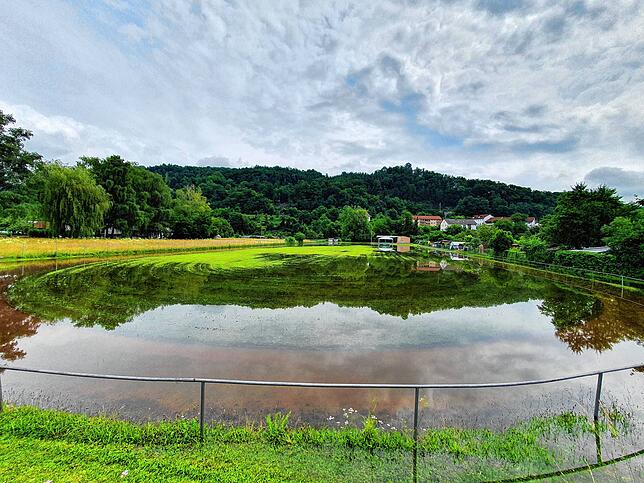 Der Sportplatz am Waldshuter Jahnweg steht unter Wasser.