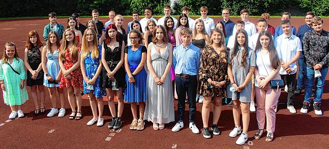 Sie freuen sich über den bestandenen Hauptschulabschluss: Die Schüler der beiden 9. Klassen der Sechslindenschule.