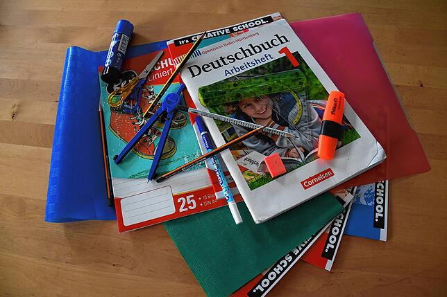 Stifte und Hefte müssen die Eltern selbst kaufen, für Schulbücher und weitere Arbeitsmaterialien haben die Konstanzer Schulen einen ...