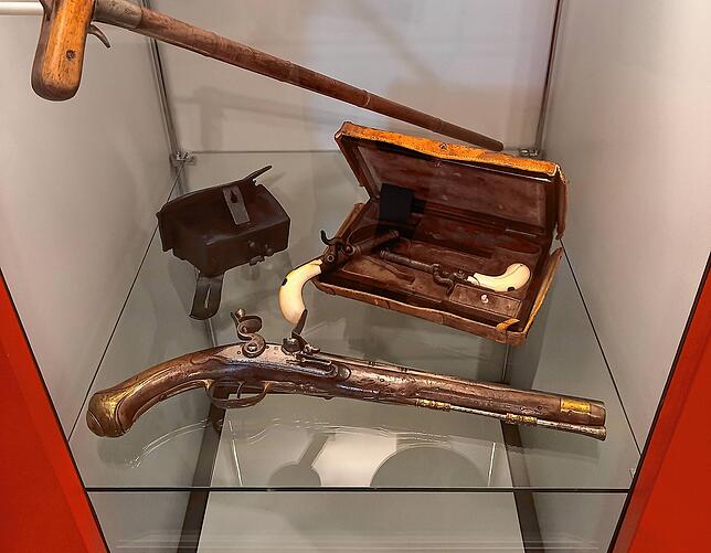 Ebenfalls als Leihgaben seit 1848 erstmals wieder in Deutschland: Heckers Vorderlader-Pistole (vorn) und das Etui mit seinen ...