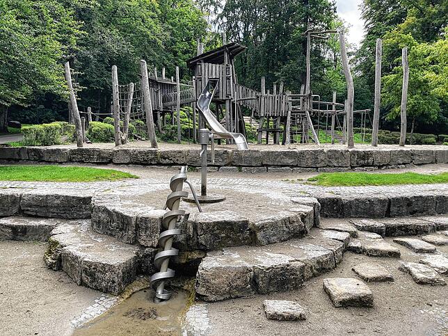 Wasserpumpen, klettern oder rutschen? Auf dem Spielplatz auf der Möglingshöhe in Schwenningen ist für jeden Geschmack etwas dabei.