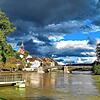 Der wolkige Himmel und das braune Hochwasser stehen dafür, dass der vergangene Oktober am Hochrhein der sonnenscheinärmste seit ...