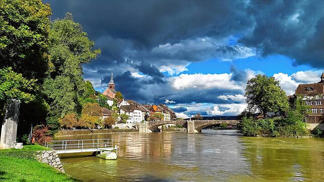Der wolkige Himmel und das braune Hochwasser stehen dafür, dass der vergangene Oktober am Hochrhein der sonnenscheinärmste seit ...