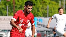 Gianluca Serpa im Trikot des 1. FC Rielasingen-Arlen am Ball. Im Sommer wechselt der gebürtige Singener zum Ligakonkurrenten Türk. SV.