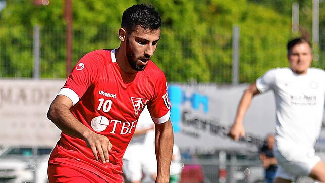 Gianluca Serpa im Trikot des 1. FC Rielasingen-Arlen am Ball. Im Sommer wechselt der gebürtige Singener zum Ligakonkurrenten Türk. SV.