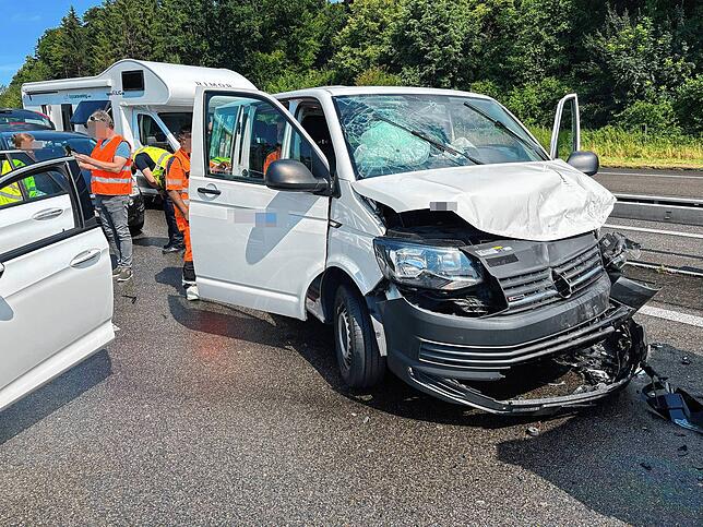 Bei einem Kleinbus ist die Front stark beschädigt.