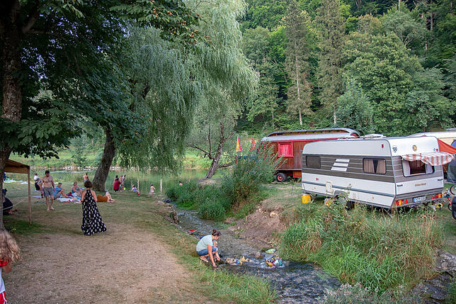 Abendliche Urlaubsidylle auf dem Campingplatz Wagenburg in Hausen im Tal.
