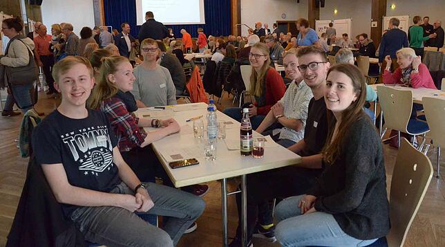 Zum zweiten Teil des Markdorfer Bürgerdialogs hat es auch etliche junge Bürger in die Stadthalle gezogen. Auch sie wollen ein Wort ...