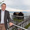 Museumsdirektor Gunter Schöbel freut sich auf die Wiedereröffnung des Pfahlbaumuseums am 15. Mai mit neuem Konzept. Es heißt ...
