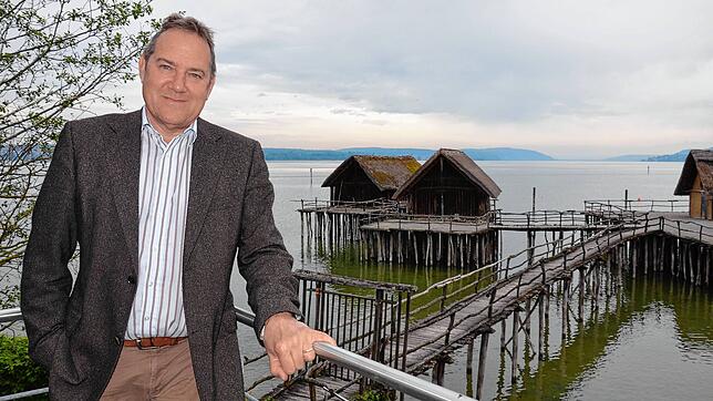 Museumsdirektor Gunter Schöbel freut sich auf die Wiedereröffnung des Pfahlbaumuseums am 15. Mai mit neuem Konzept. Es heißt ...