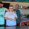 Sie freuen sich auf erste Gäste im Schwimmbadkiosk in der Saison am heutigen Freitag (von links): Christoph, Angelika und Manfred ...