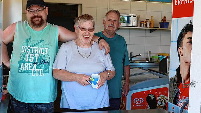 Sie freuen sich auf erste Gäste im Schwimmbadkiosk in der Saison am heutigen Freitag (von links): Christoph, Angelika und Manfred ...
