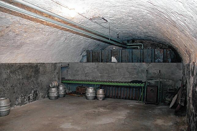 Blick in den zweiten Kellerraum unter dem Jägerhaus. Hier ist ein riesiger Öltank untergebracht. Beide Räume wurde lange als Lager des ...