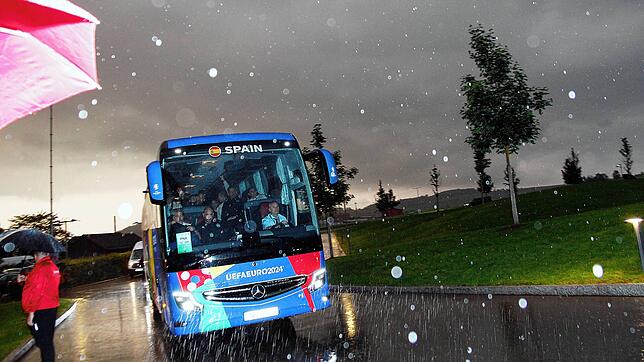 Zwei Mannschaftsbusse kommen kurz vor 21.30 Uhr vor dem Öschberghof an, in strömendem Regen. Die durchnässten Fans bekommen jedoch keine ...