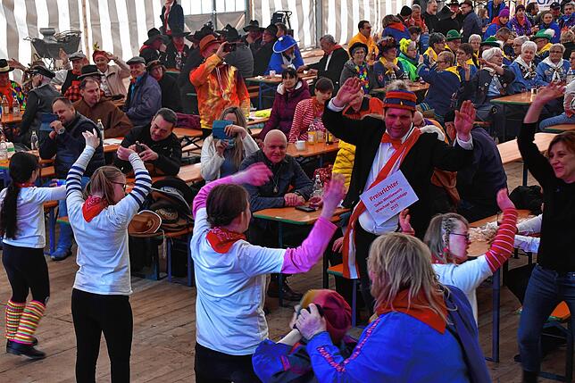 Bild 15: Die besten Bilder vom Narrenbaumstellen der Eigeltinger Krebsbachzunft in Wiechs