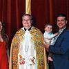 Die Mutter Rosza Szegedi (von links), der Pfarrer Sascha Ellinghaus und der Vater Steven Jahn mit seinem Sohn Steven Celestino Jahn im ...