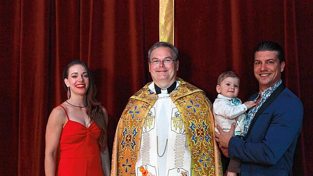 Die Mutter Rosza Szegedi (von links), der Pfarrer Sascha Ellinghaus und der Vater Steven Jahn mit seinem Sohn Steven Celestino Jahn im ...