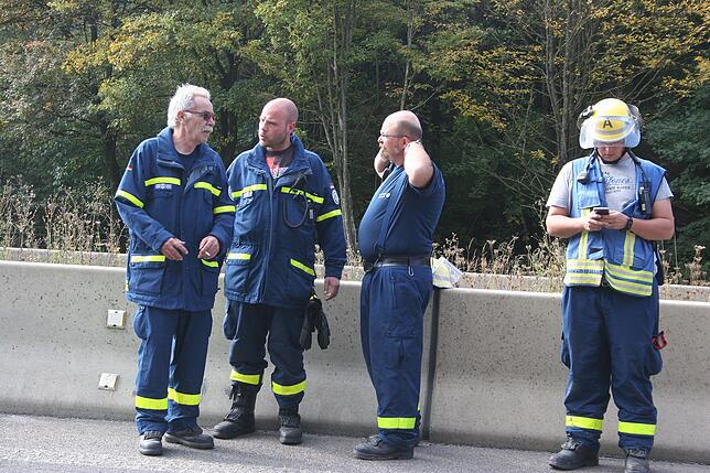 Bild 22: Bilder vom Abtransport des Felsbrockens auf der A81 nach dem Unfall nahe Trossingen