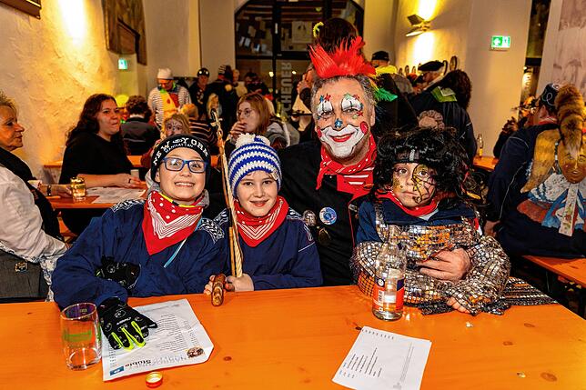 Bild 9: 150 Jahre Katzenmusik: Narren feiern in den Stüble und im Narrendorf